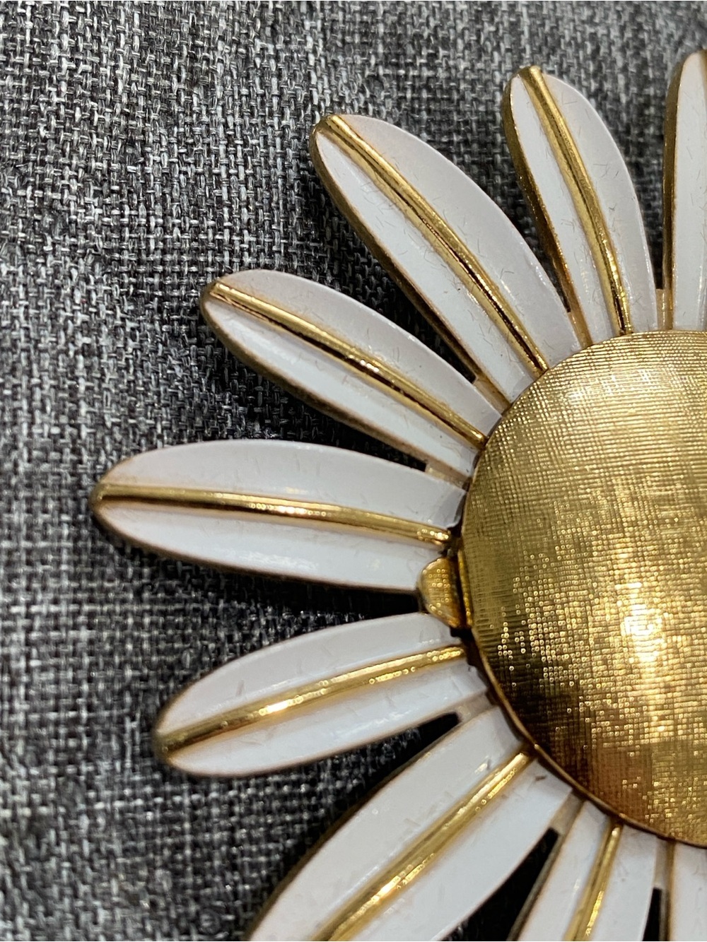 Avon Daisy Flower Brooch Vintage Avon Perfume Pin - Picture 12 of 16